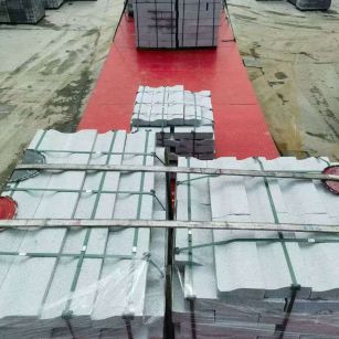 新疆 芝麻白仿形加直形路沿石出货日常