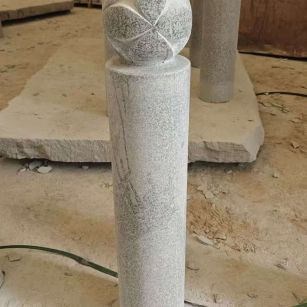 新疆 芝麻白花岗岩石材挡车石柱、停车柱、圆柱挡车柱、方柱挡车柱等