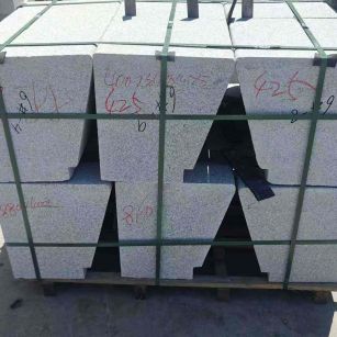 新疆 芝麻白异形坐凳，石凳