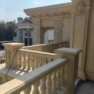 新疆 黄金麻别墅外墙干挂雕花配合阳台栏杆花瓶柱