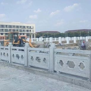 新疆 白麻花岗岩荔枝面河道栏杆