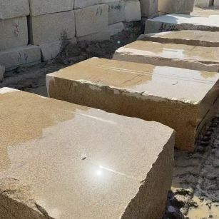 新疆 黄金麻方料堆场洗料分选中，原材料充足