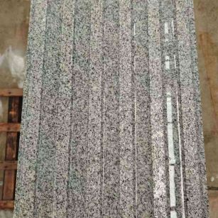 新疆 芝麻白花岗岩荔枝面雕刻盲道，盲条