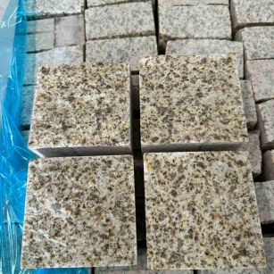 新疆 黄金麻花岗岩自然面小方块，弹石，马蹄石等