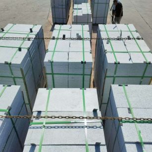 新疆 芝麻白花岗岩5公分地铺石 花岗岩厂家工厂装车日常