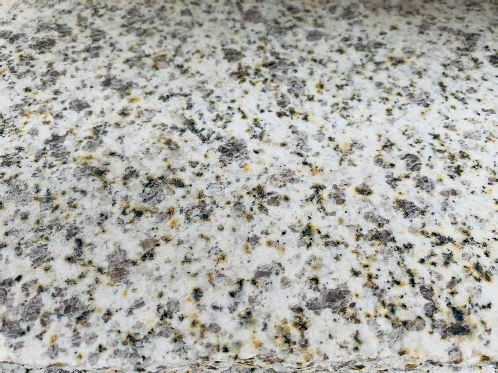 新疆 黄金麻花岗岩石材浅黄光面