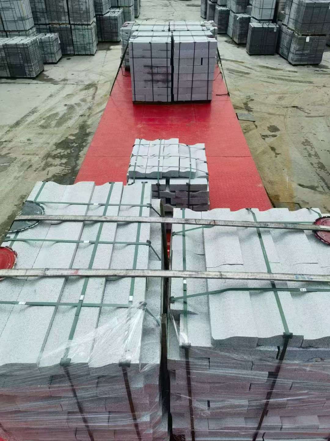 新疆 芝麻白仿形加直形路沿石出货日常