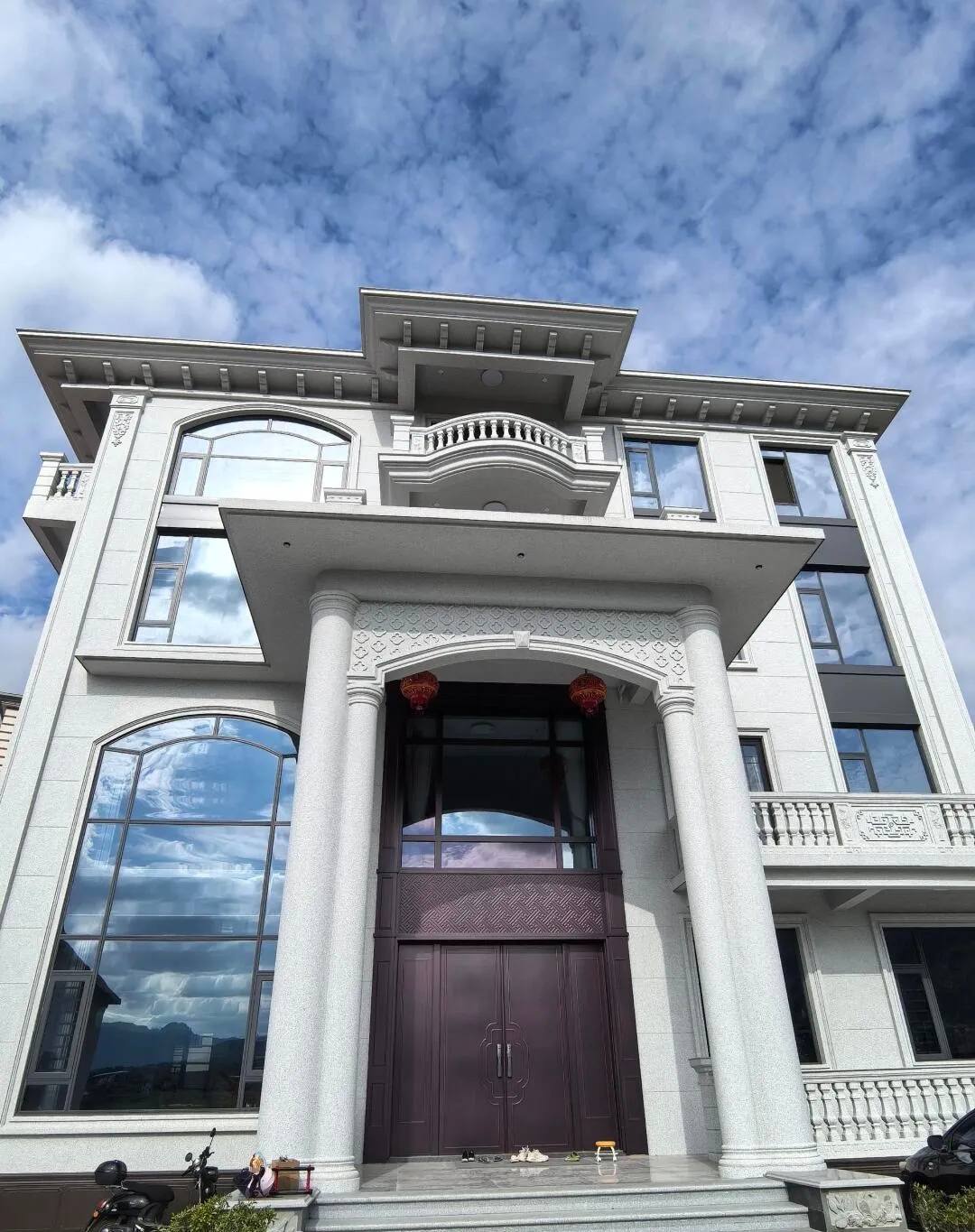 新疆白麻别墅外墙干挂石材效果示例