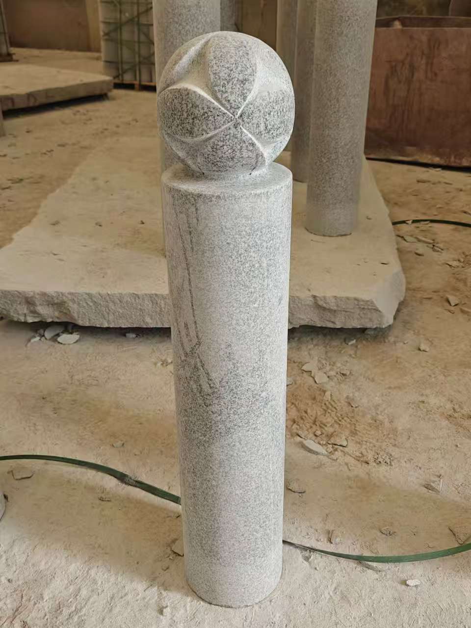 新疆 芝麻白花岗岩石材挡车石柱、停车柱、圆柱挡车柱、方柱挡车柱等