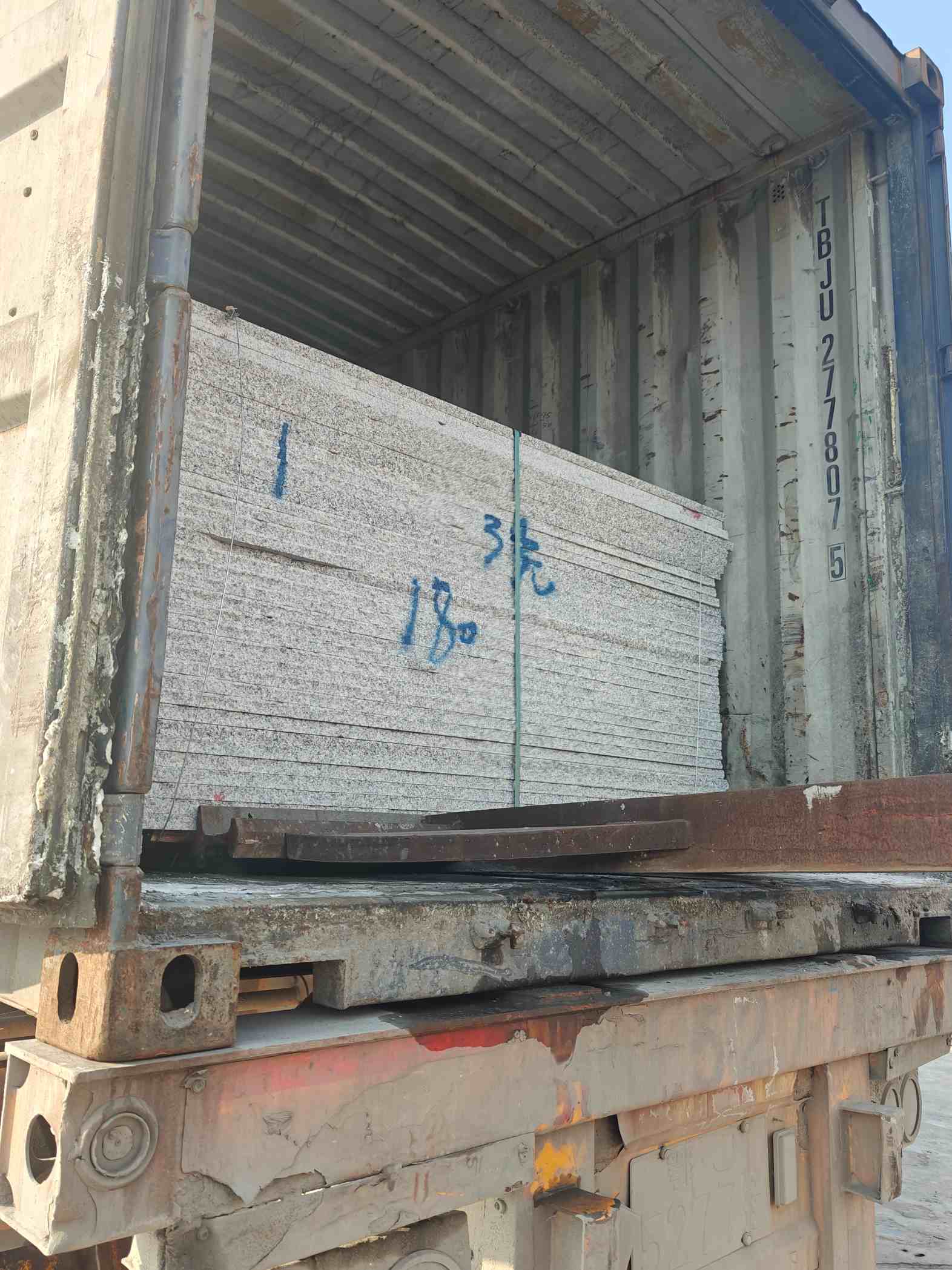 新疆 芝麻白花岗岩石材3.0公分光面毛板装柜出货