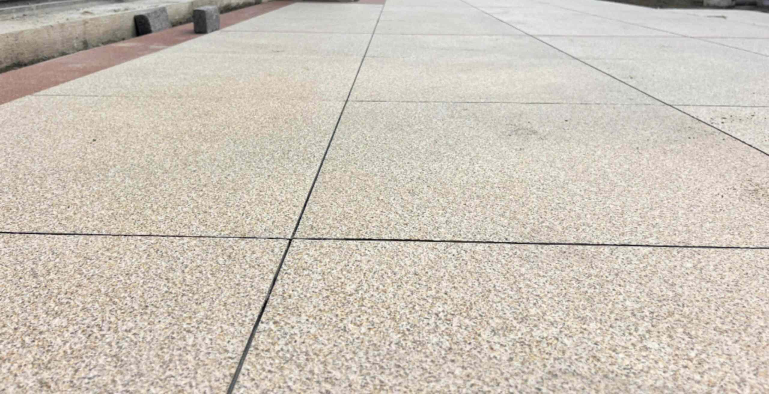 新疆 黄金麻花岗岩石板材荔枝面地面铺装效果