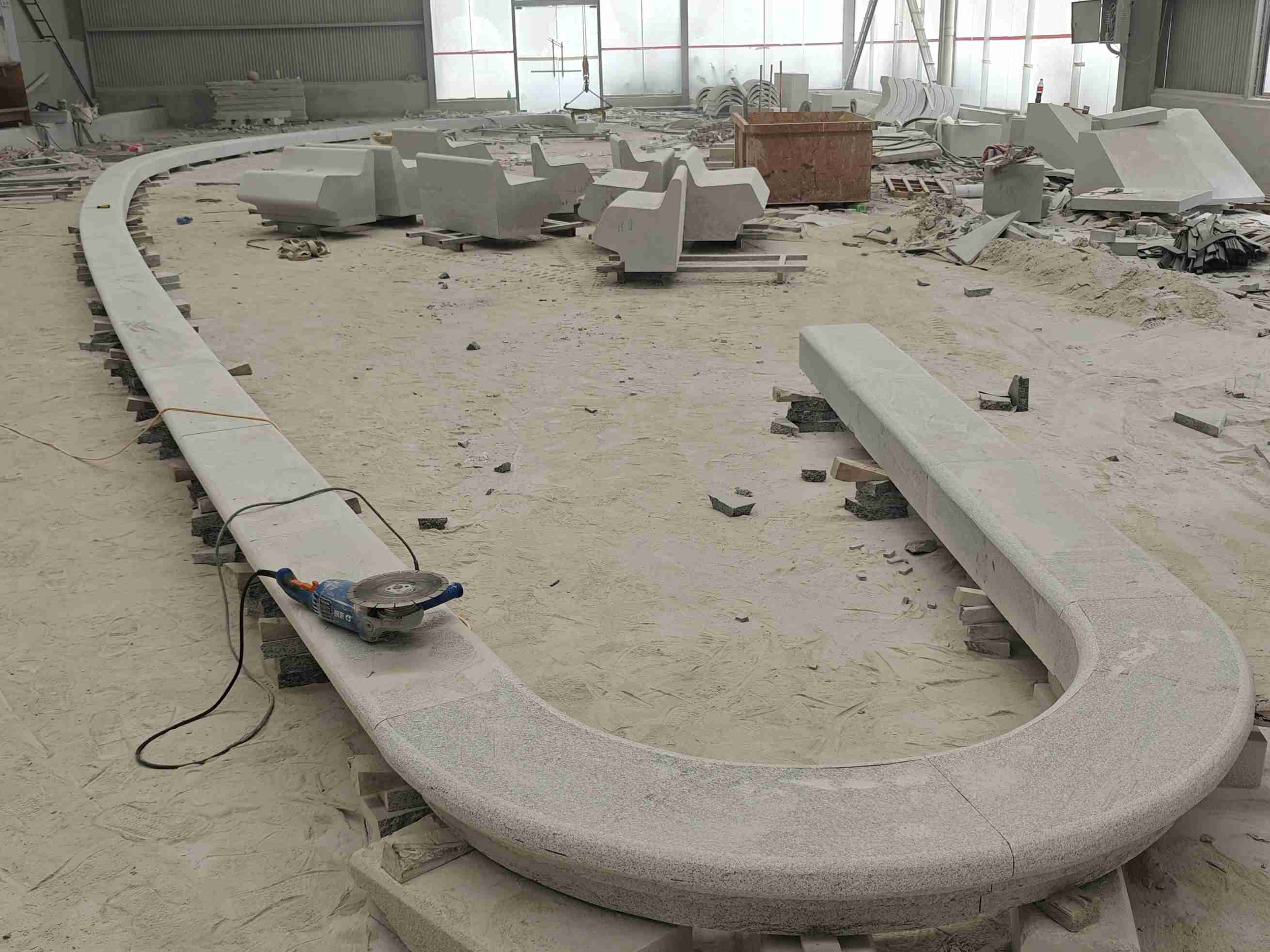 新疆 芝麻白花岗岩弧形花坛石，坐凳石