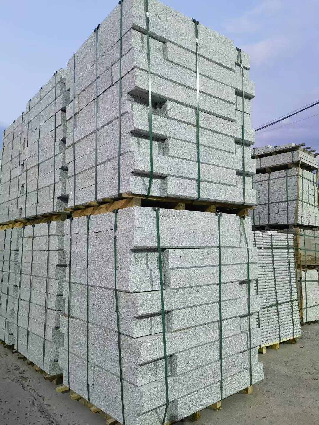 新疆 芝麻白花岗岩路沿石，路缘石，路肩石，道牙，立缘石，马路牙子，街沿石，侧石等