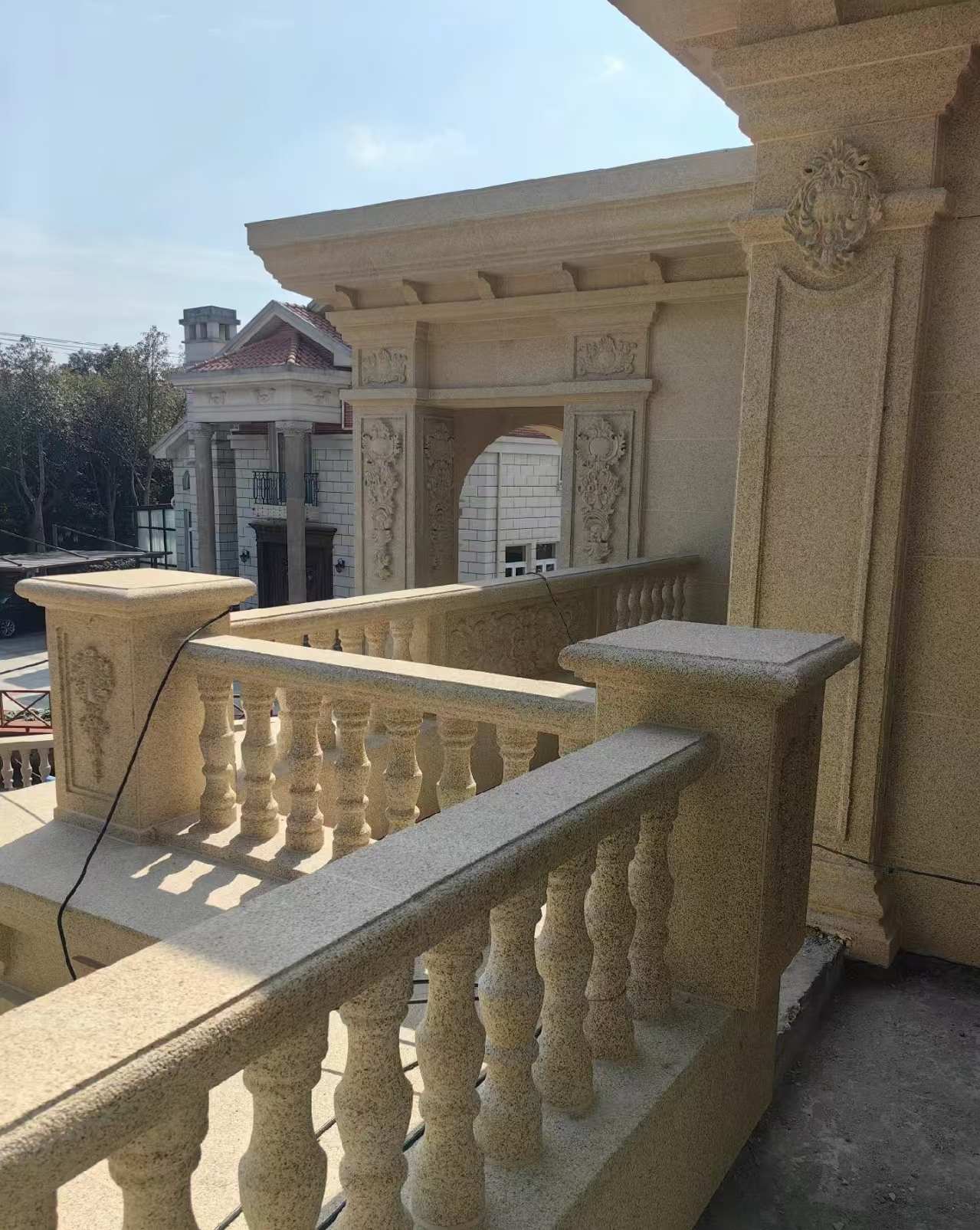 新疆 黄金麻别墅外墙干挂雕花配合阳台栏杆花瓶柱