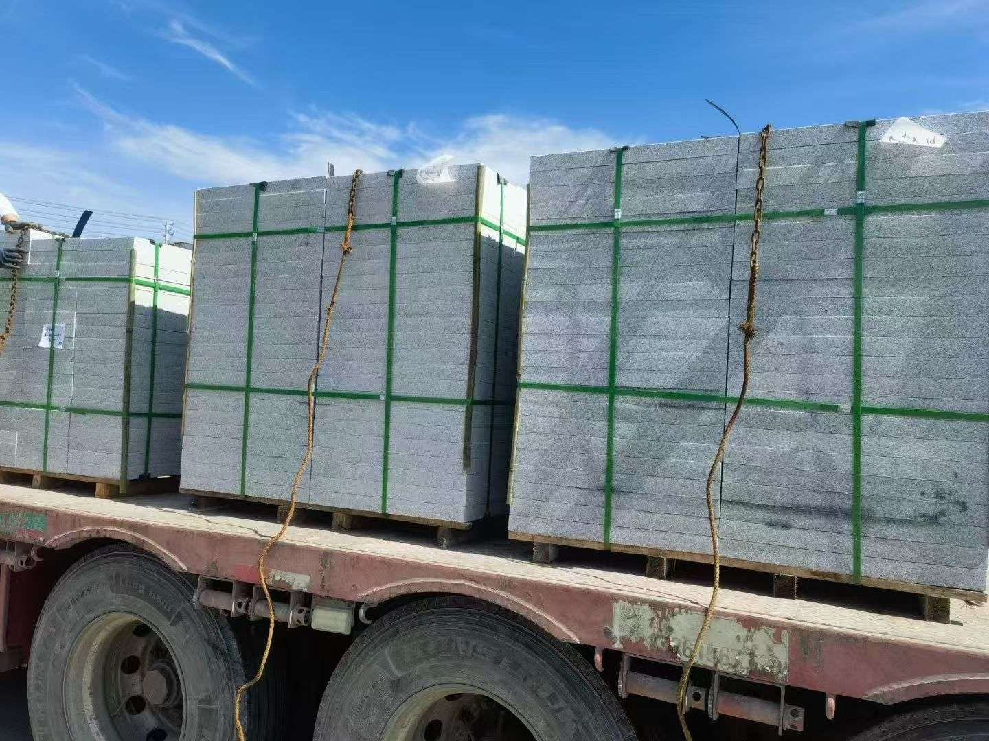 新疆 芝麻白花岗岩地铺石装车日常