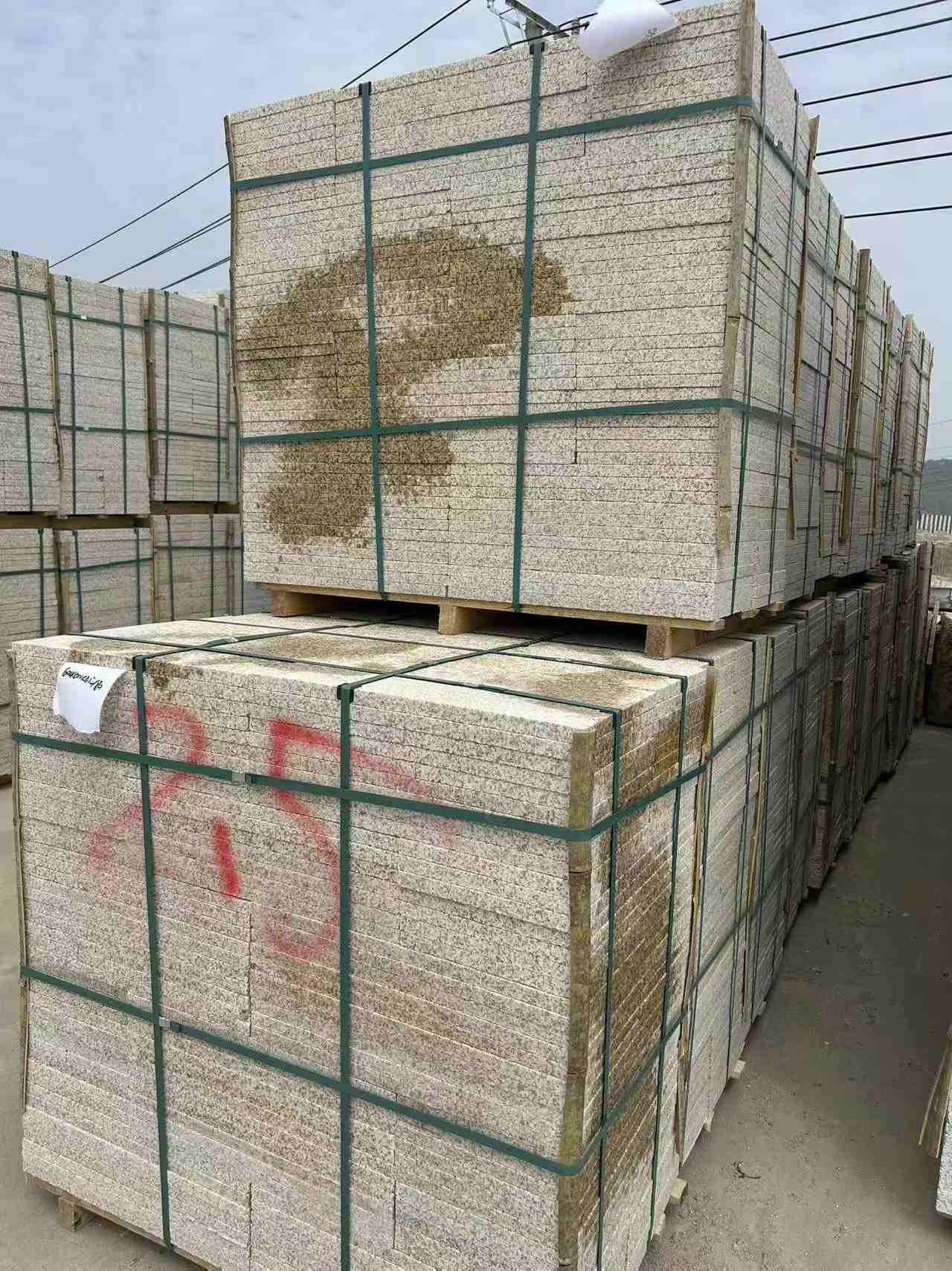 新疆 黄金麻花岗岩石材荔枝面地铺石2.5*300*600