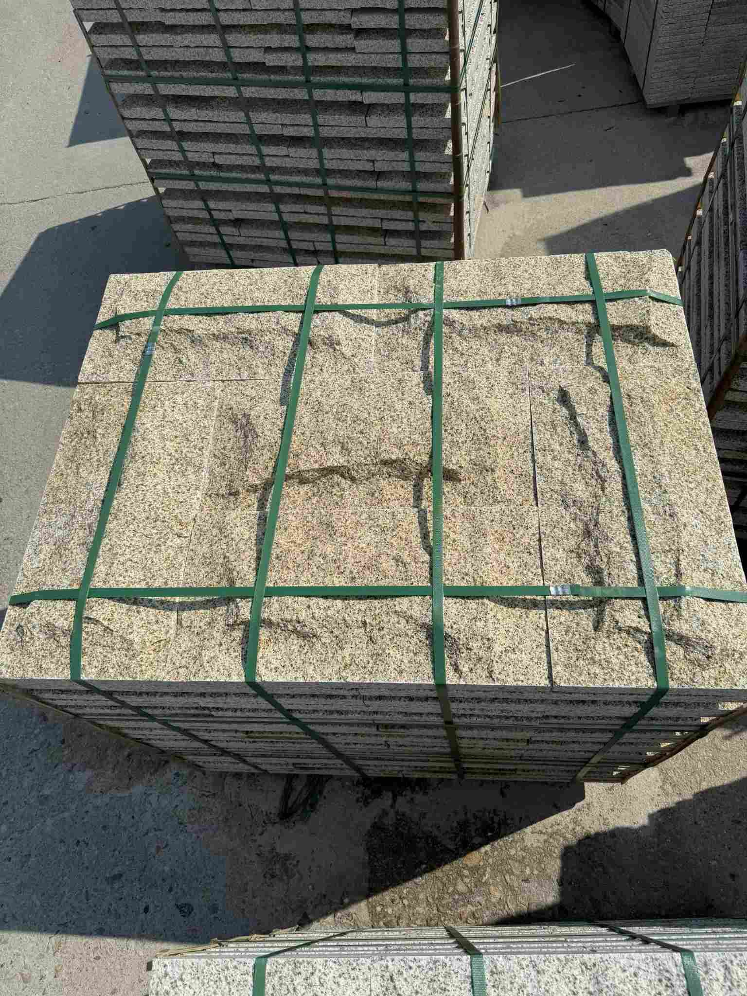 新疆 黄金麻花岗岩石材自然面蘑菇石成品