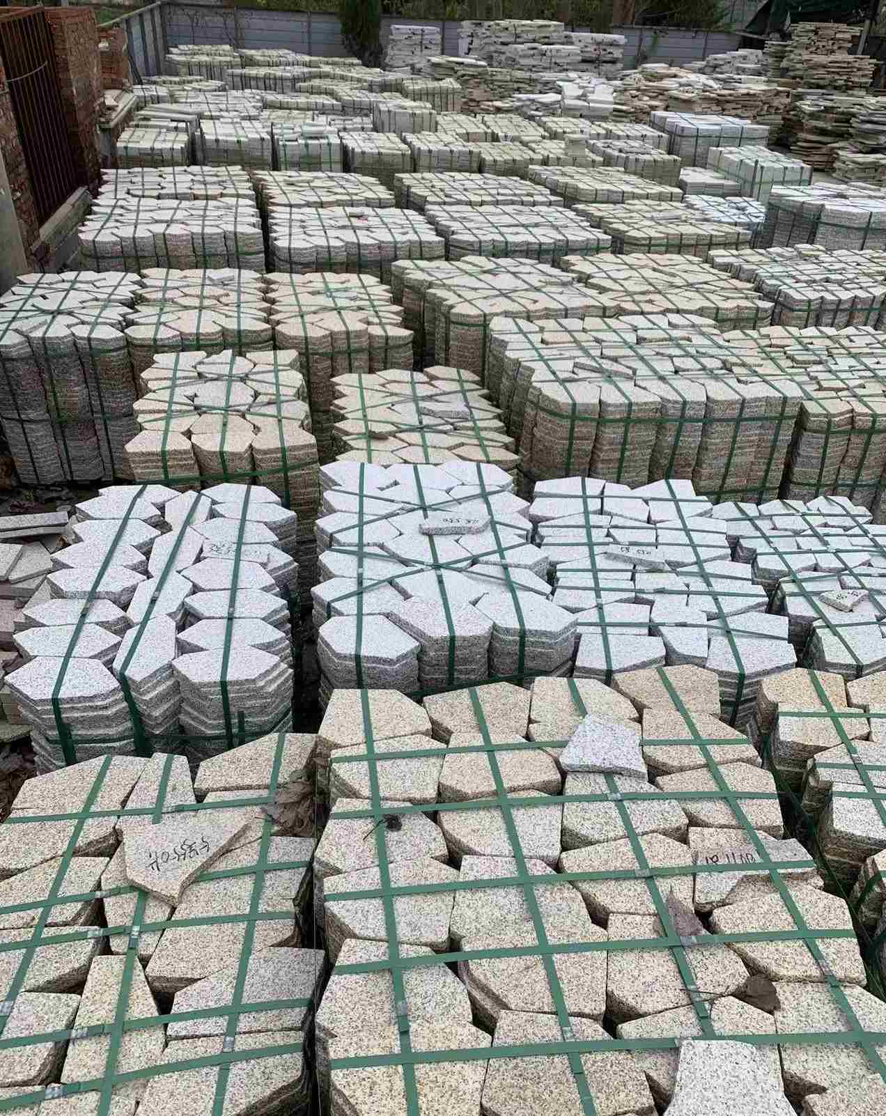 新疆 黄金麻白麻花岗岩荔枝面地铺石(冰裂纹)