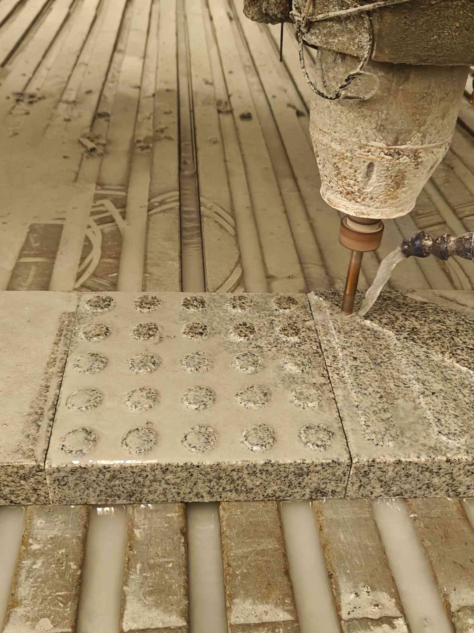 新疆 芝麻白花岗岩石材盲人石、盲道石、盲点石