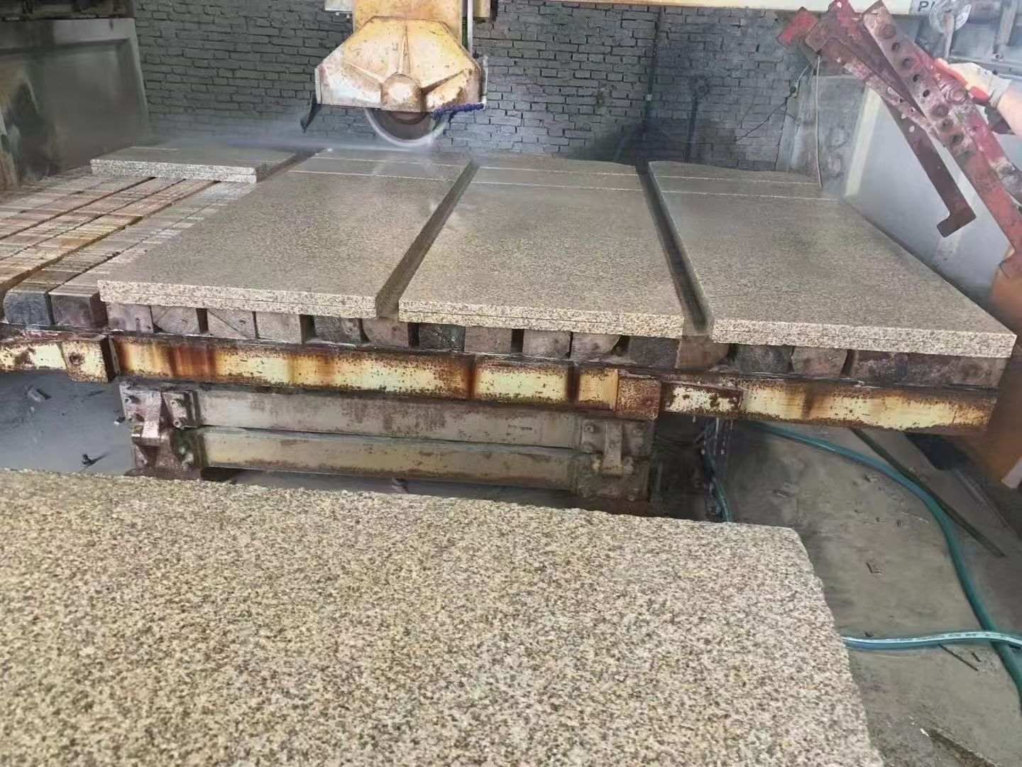 新疆 黄金麻荔枝面成品板加工