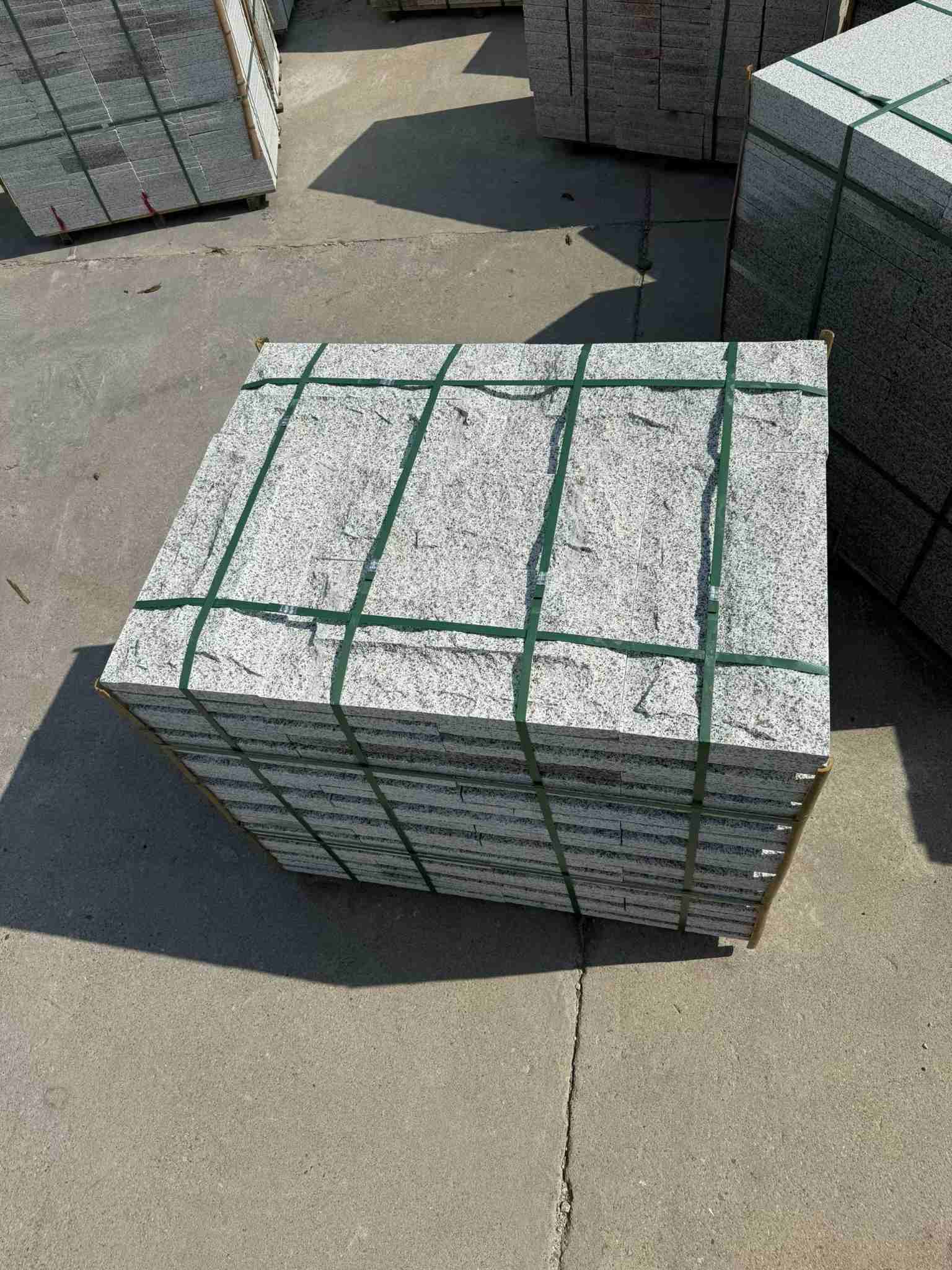 新疆 白麻花岗岩石材自然面蘑菇石成品