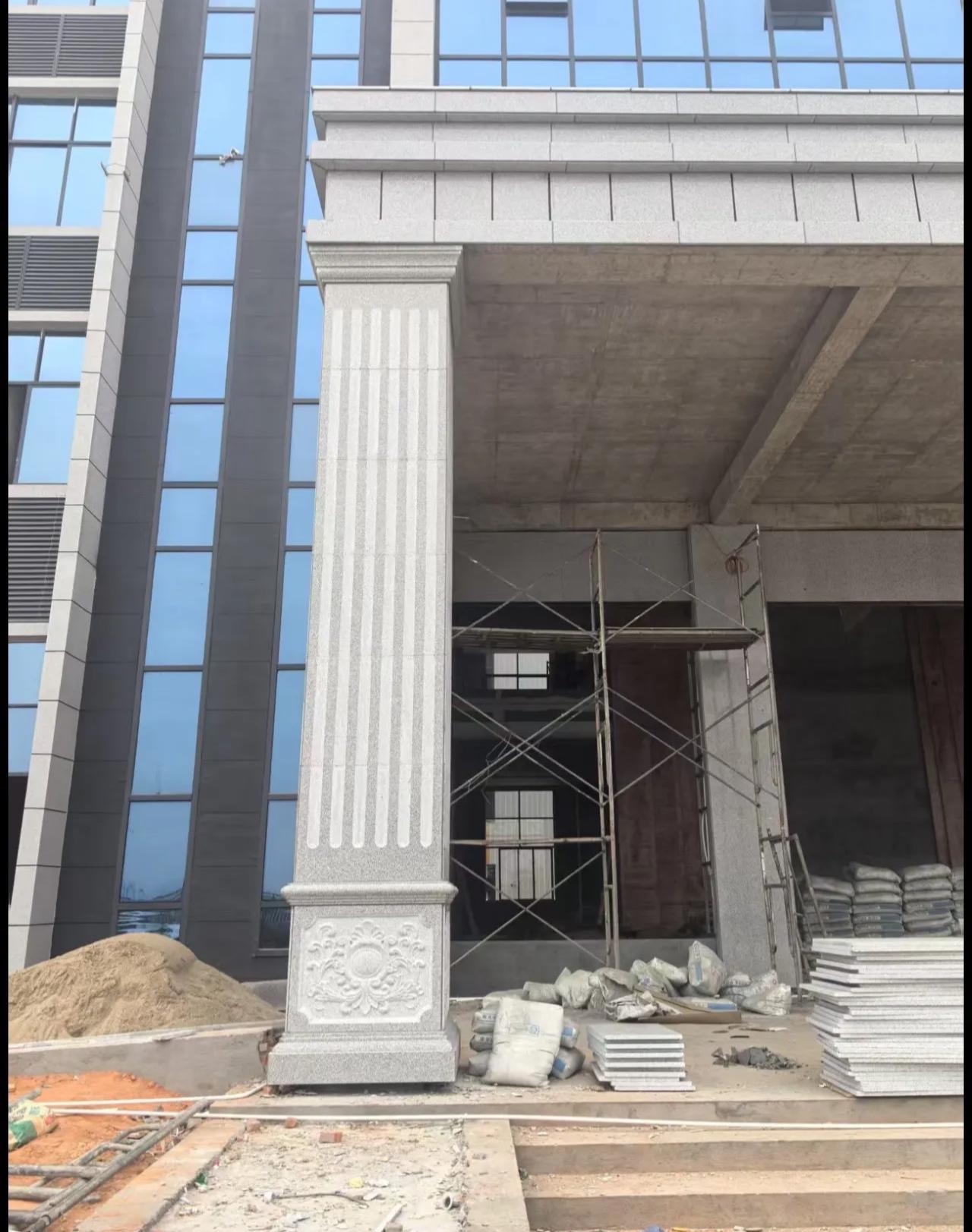 新疆 芝麻白光面花岗岩门楼大柱（罗马柱）配雕花底座