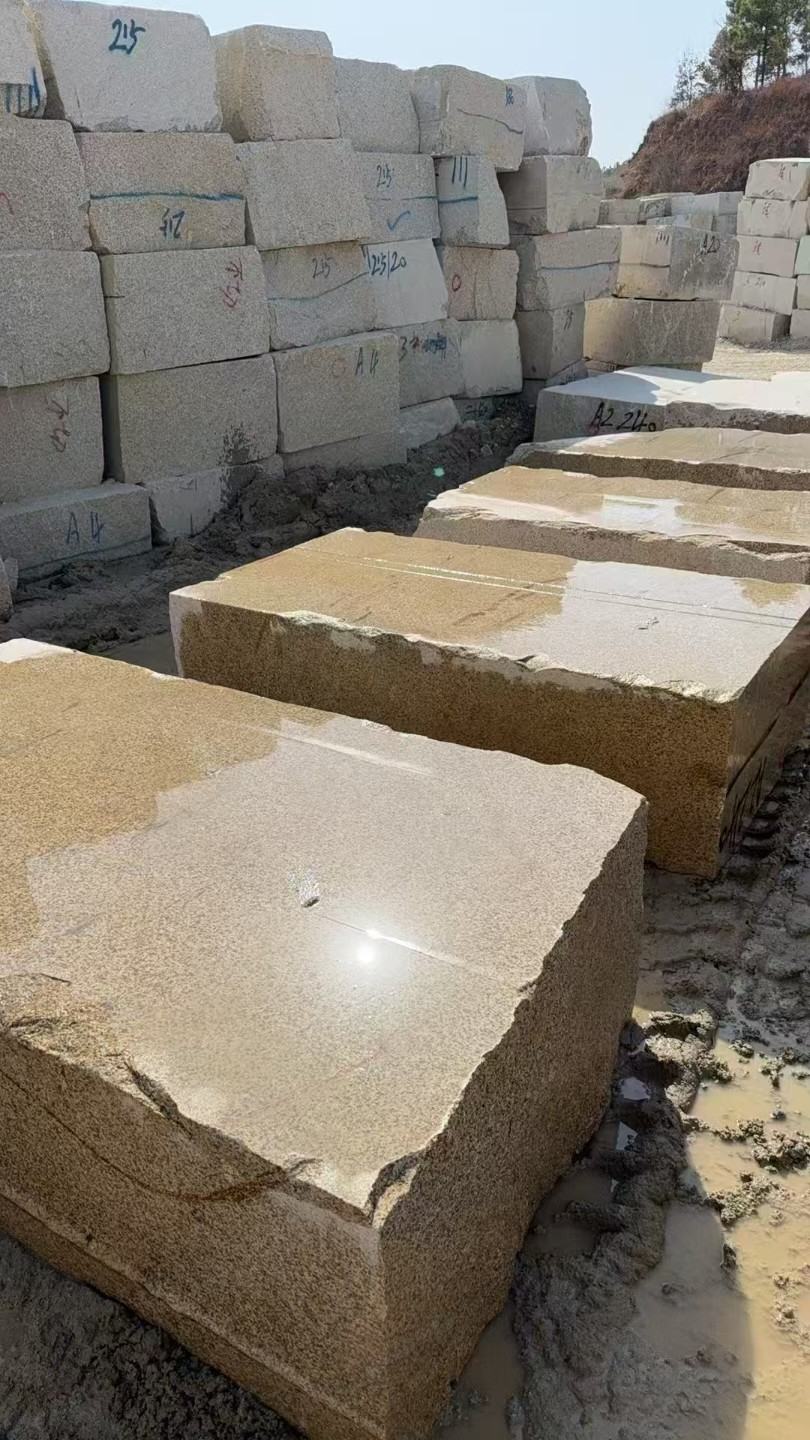 新疆 黄金麻方料堆场洗料分选中，原材料充足