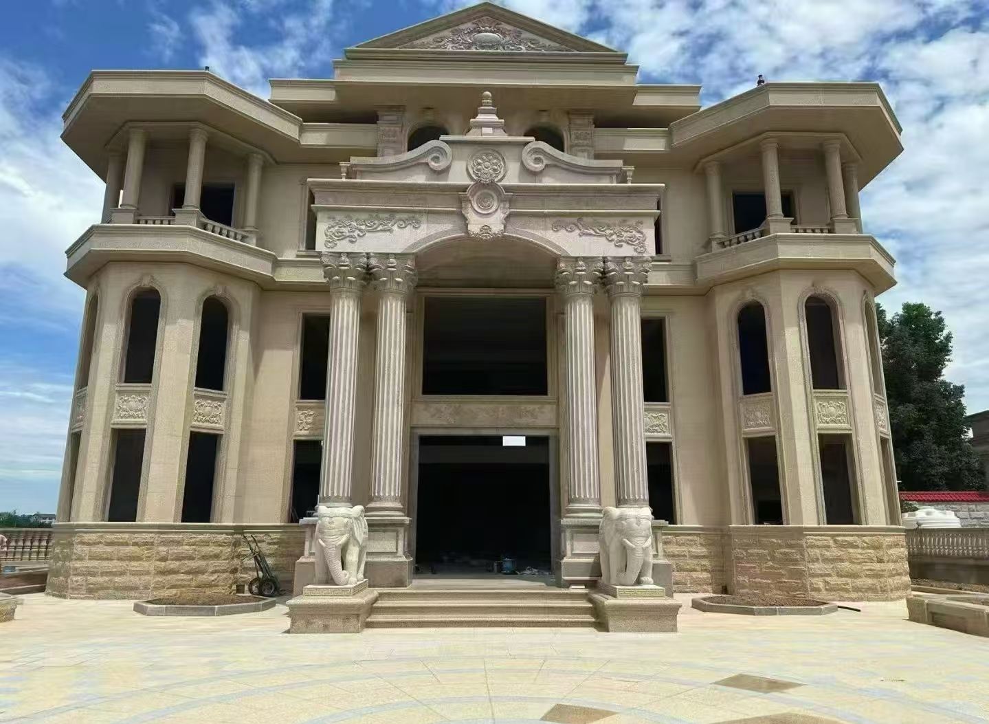 新疆 黄金麻别墅外墙干挂，大柱，大象，蘑菇石，雕花板