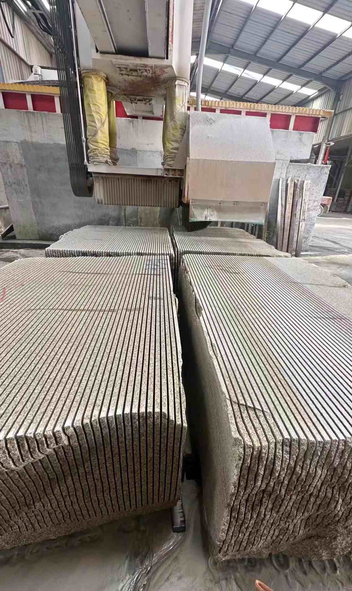 新疆 车间生产日常，黄金麻白麻花岗岩