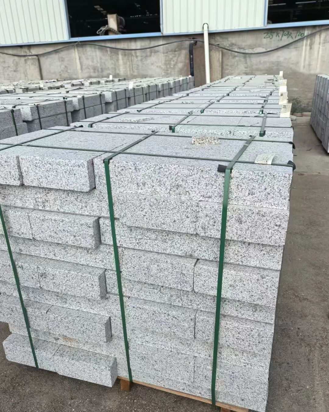 新疆 白麻花岗岩路沿石，弧形路沿石，道牙石，马路牙子，界石，路缘石，平沿石，直岩石，平缘石等