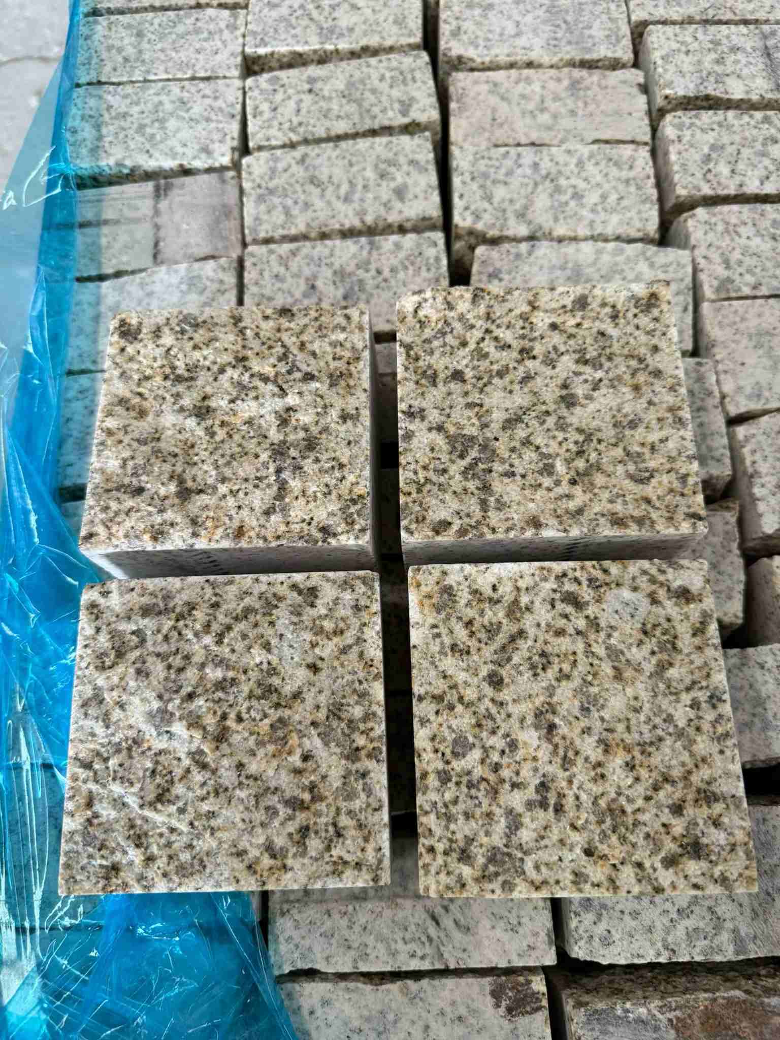 新疆 黄金麻花岗岩自然面小方块，弹石，马蹄石等