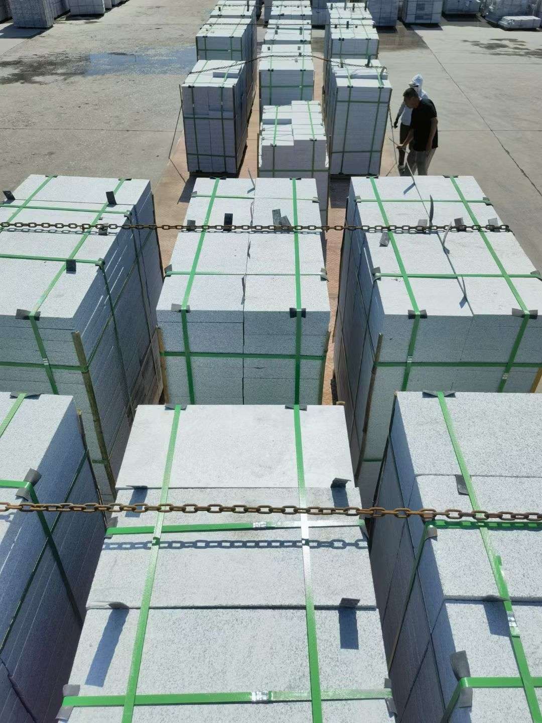 新疆 芝麻白花岗岩5公分地铺石 花岗岩厂家工厂装车日常