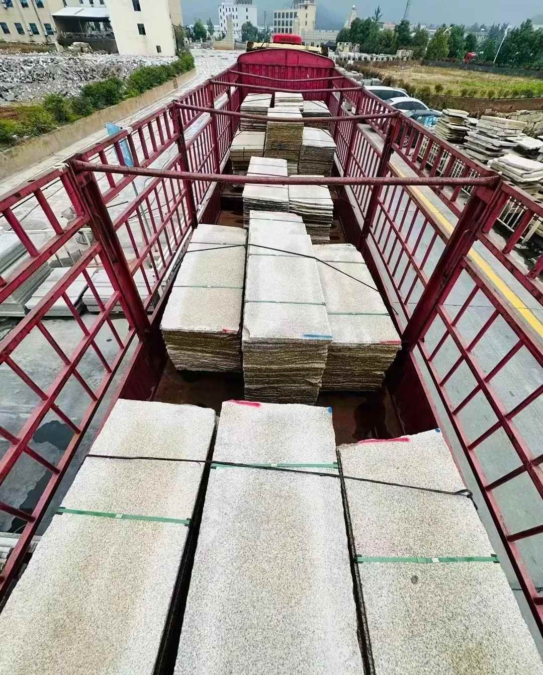 新疆 黄金麻花岗岩荔枝面，光面毛板装车完成