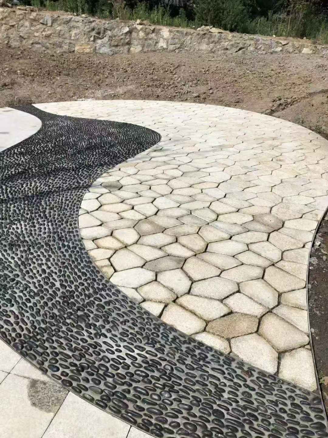 新疆 黄金麻冰裂纹地铺石工地铺装案例