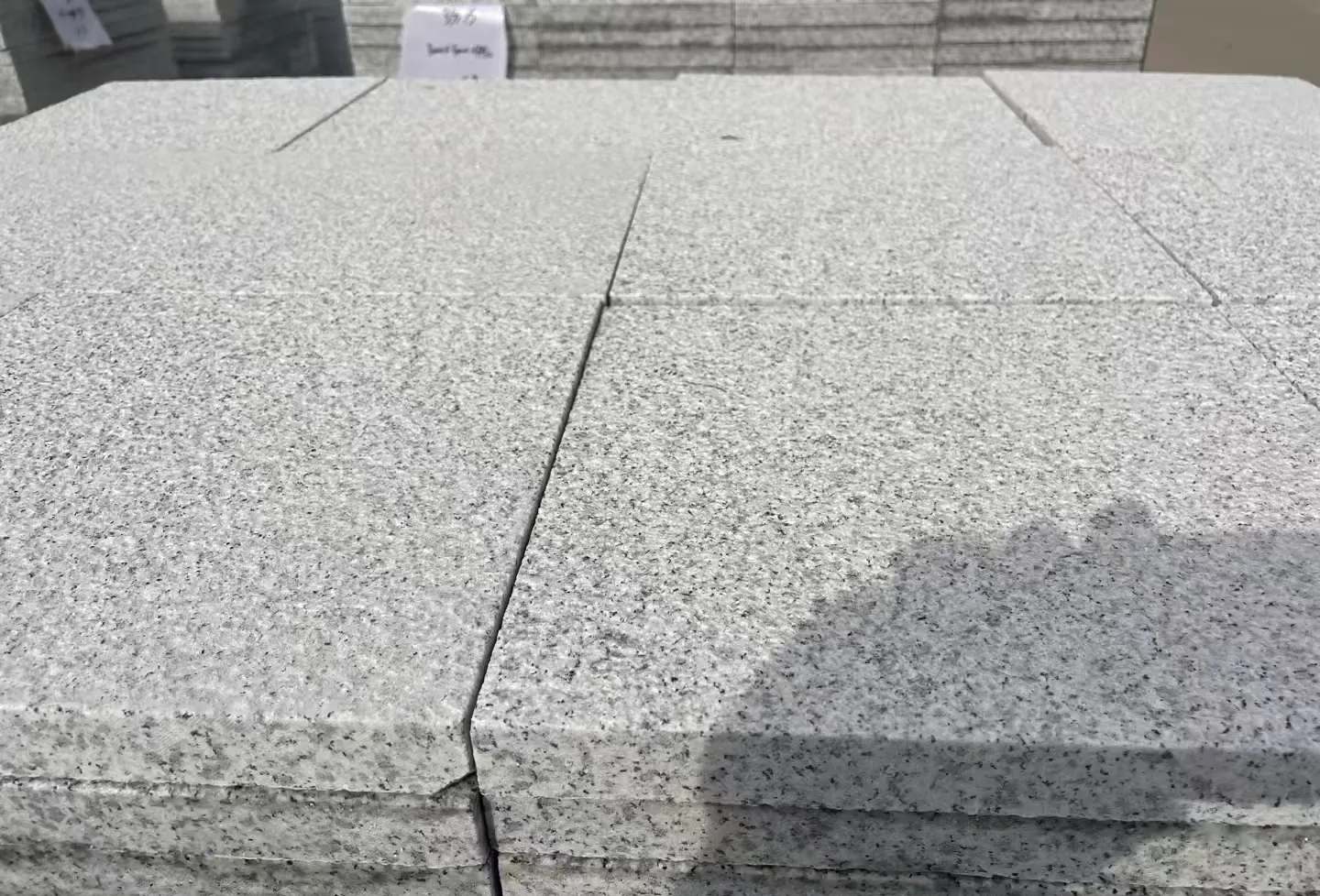 新疆 白麻花岗岩石材推荐 荔枝面地铺石