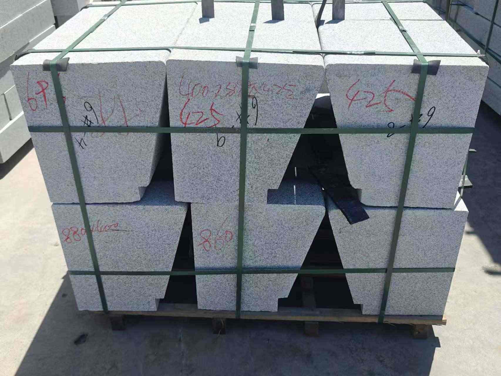 新疆 芝麻白异形坐凳，石凳