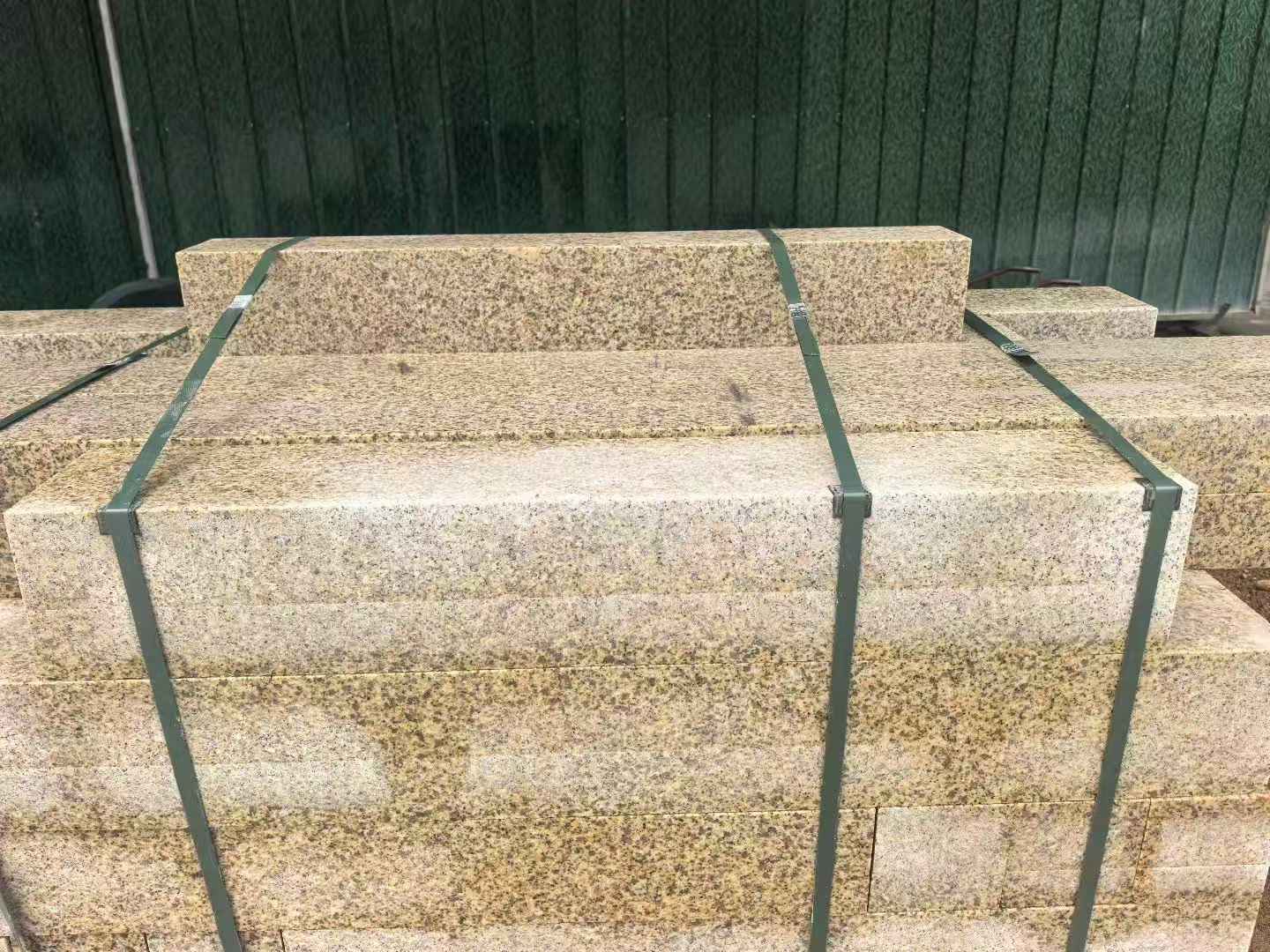 新疆 黄金麻花岗岩石材机切面栏杆料半成品