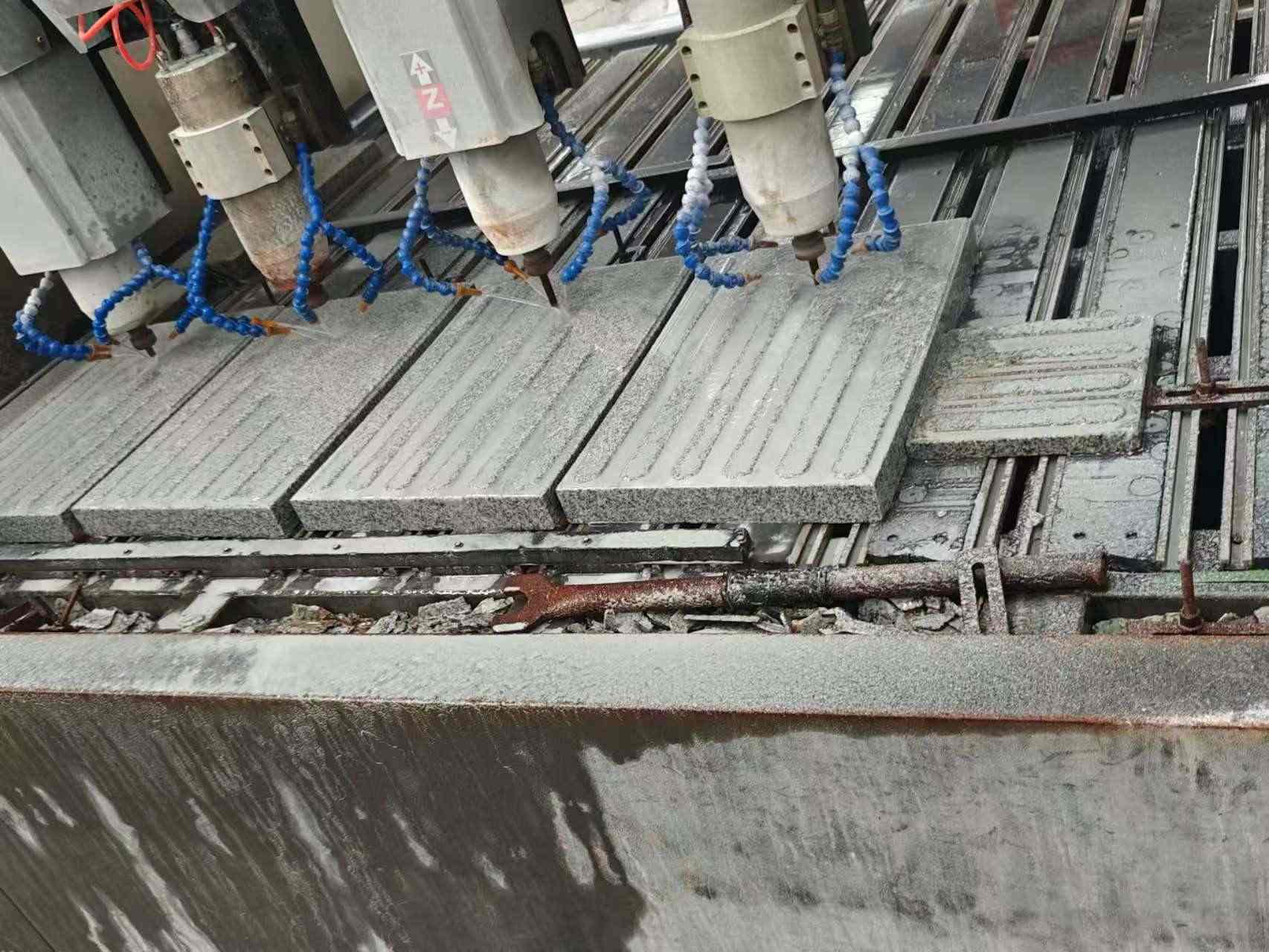 新疆 芝麻白花岗岩荔枝面盲道雕刻