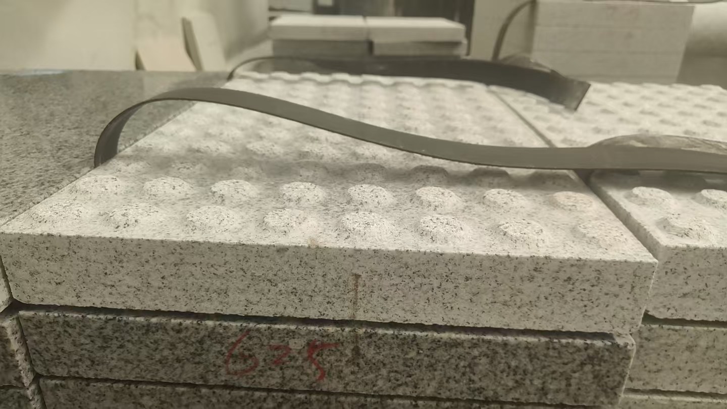 新疆 芝麻白花岗岩6.0公分荔枝面五轴加工雕刻盲点