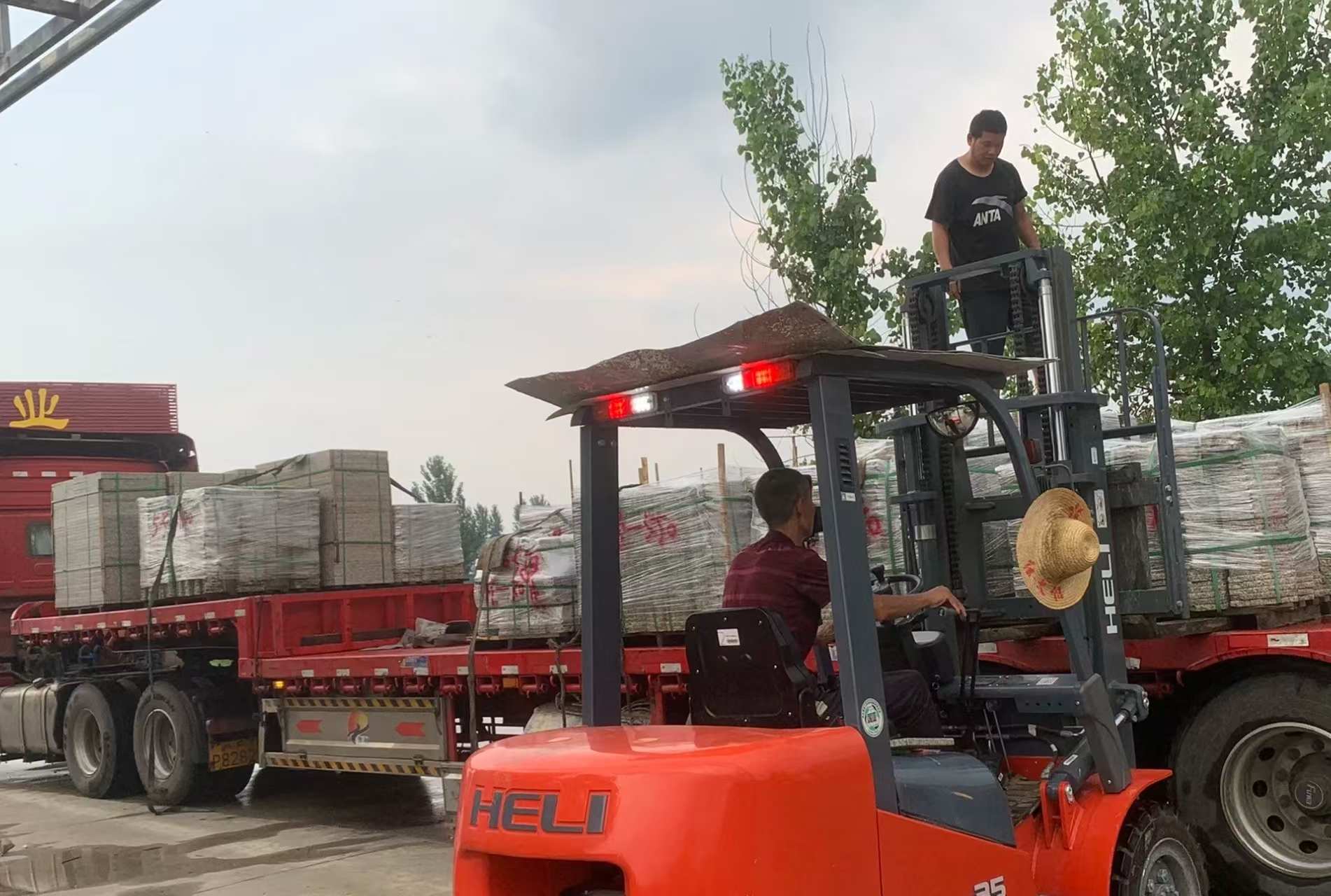 新疆 黄金麻冰裂纹，地铺石装车