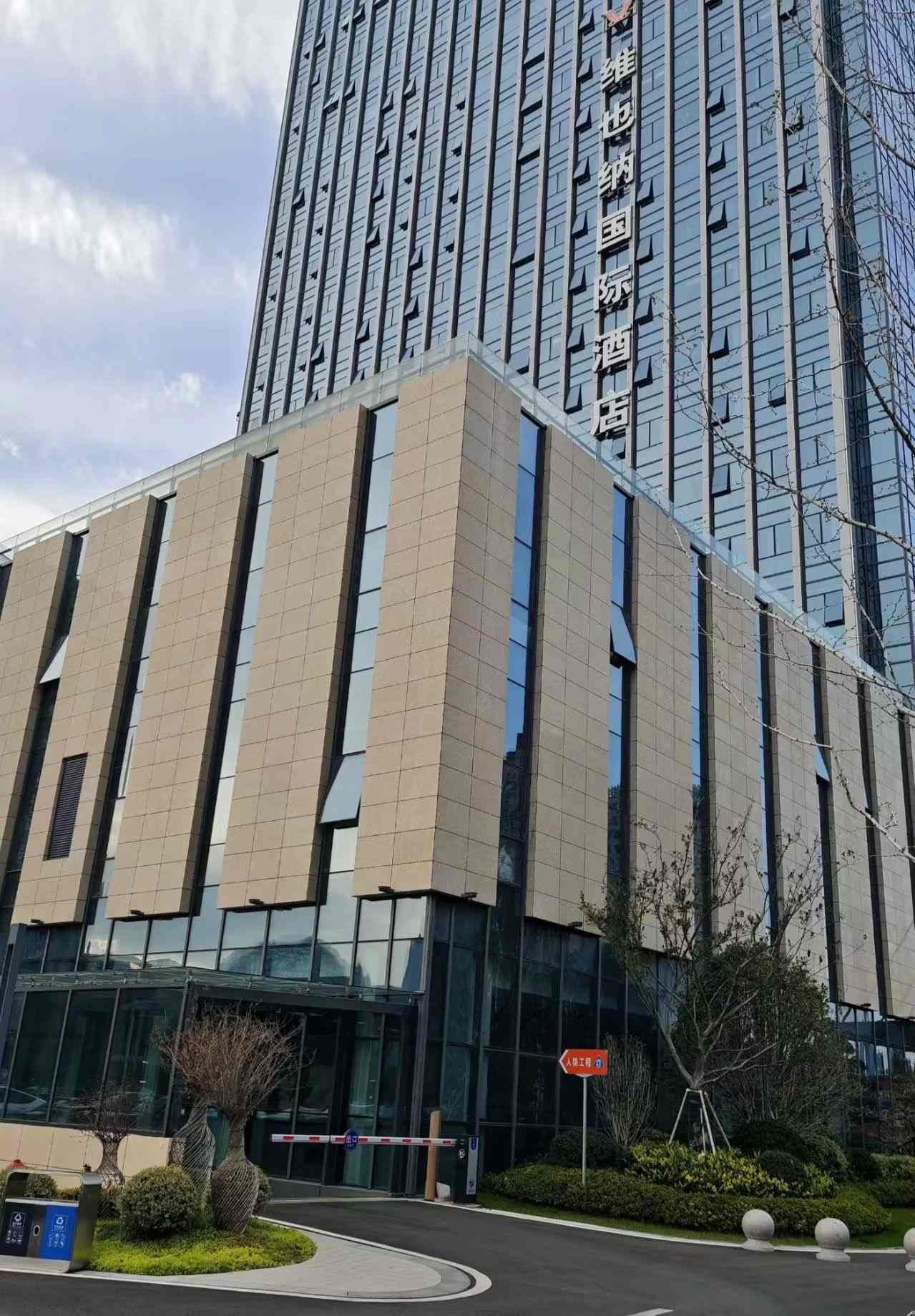 新疆 黄金麻花岗岩外墙干挂