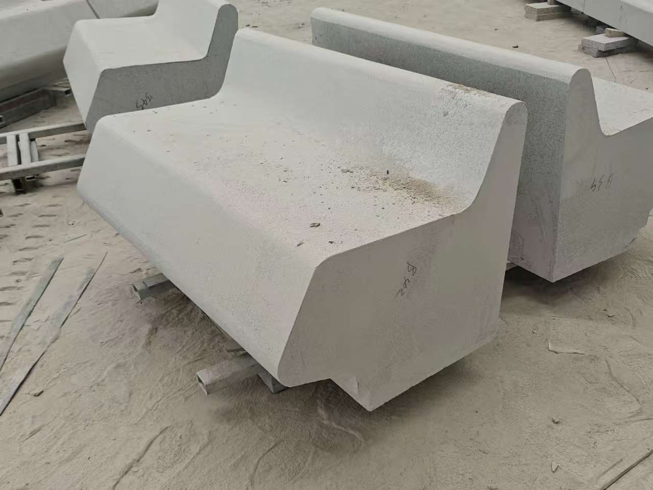 新疆 芝麻白花岗岩异形坐凳，石凳