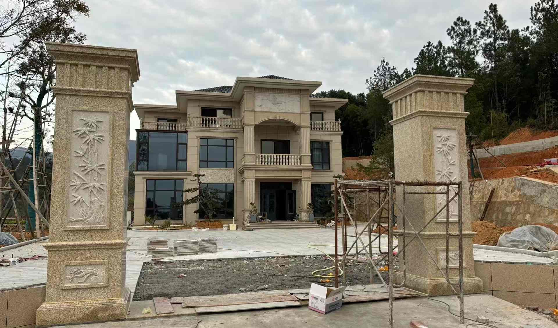 新疆 黄金麻花岗岩别墅雕花外墙干挂配上门口雕花罗马柱