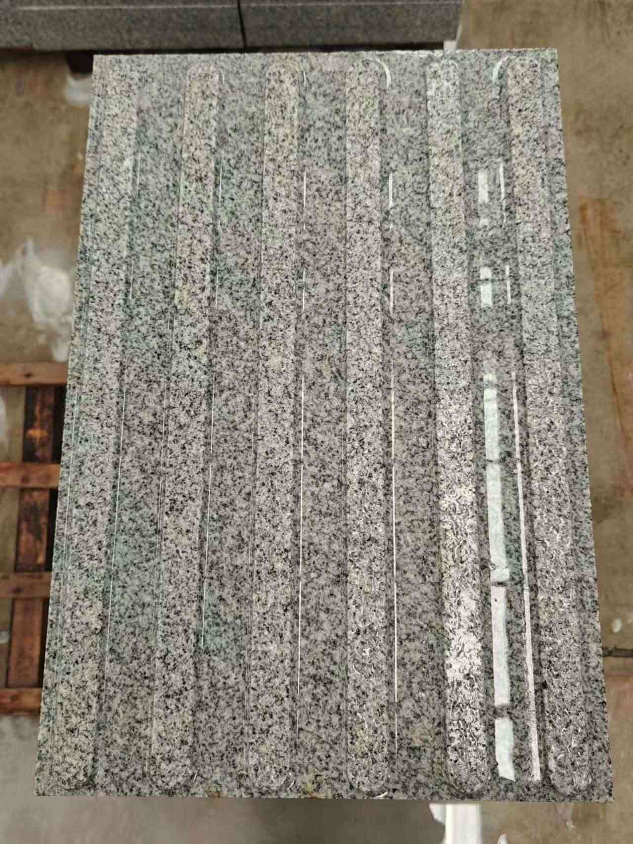 新疆 芝麻白花岗岩荔枝面雕刻盲道，盲条