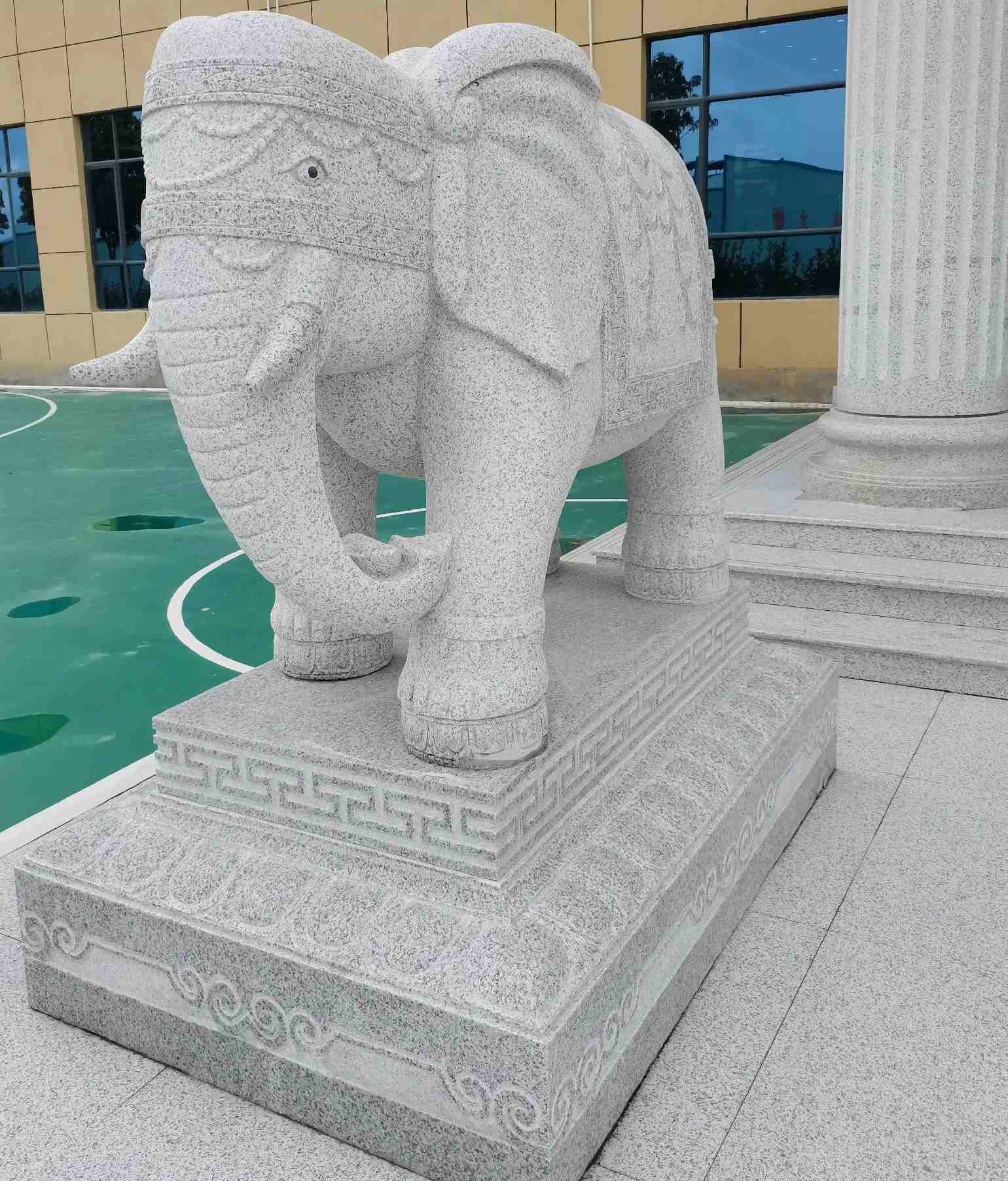 新疆 白麻花岗岩动物异形石雕-大象