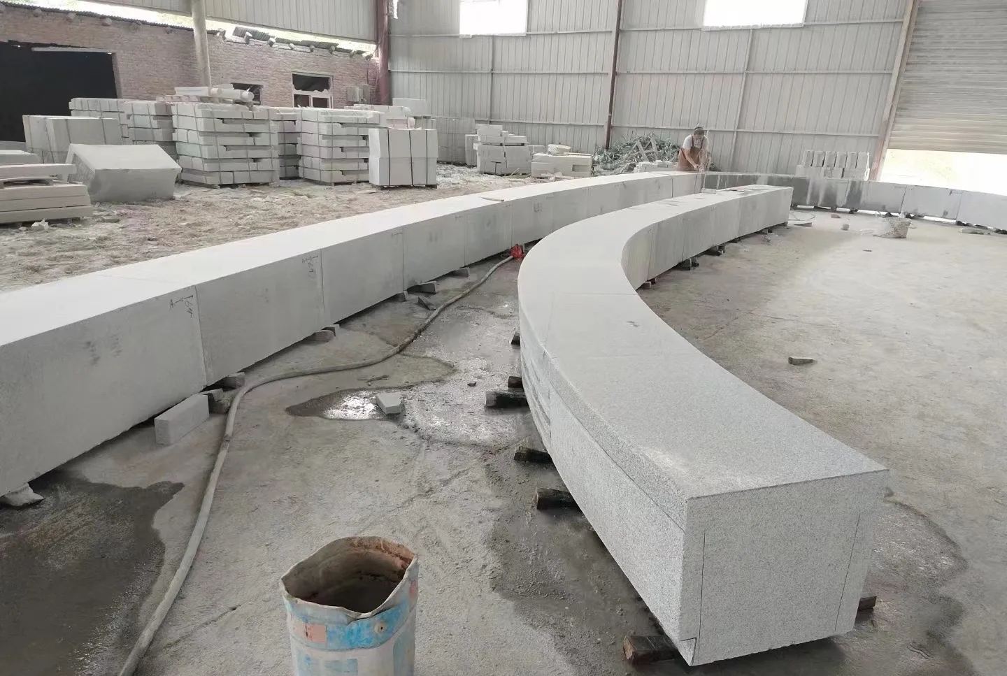 新疆芝麻白花岗岩石板材 园林光面弧形坐凳