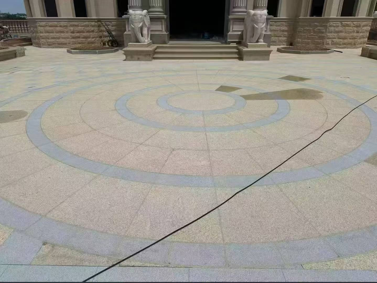 新疆 黄金麻芝麻灰花岗岩石材地铺拼接效果