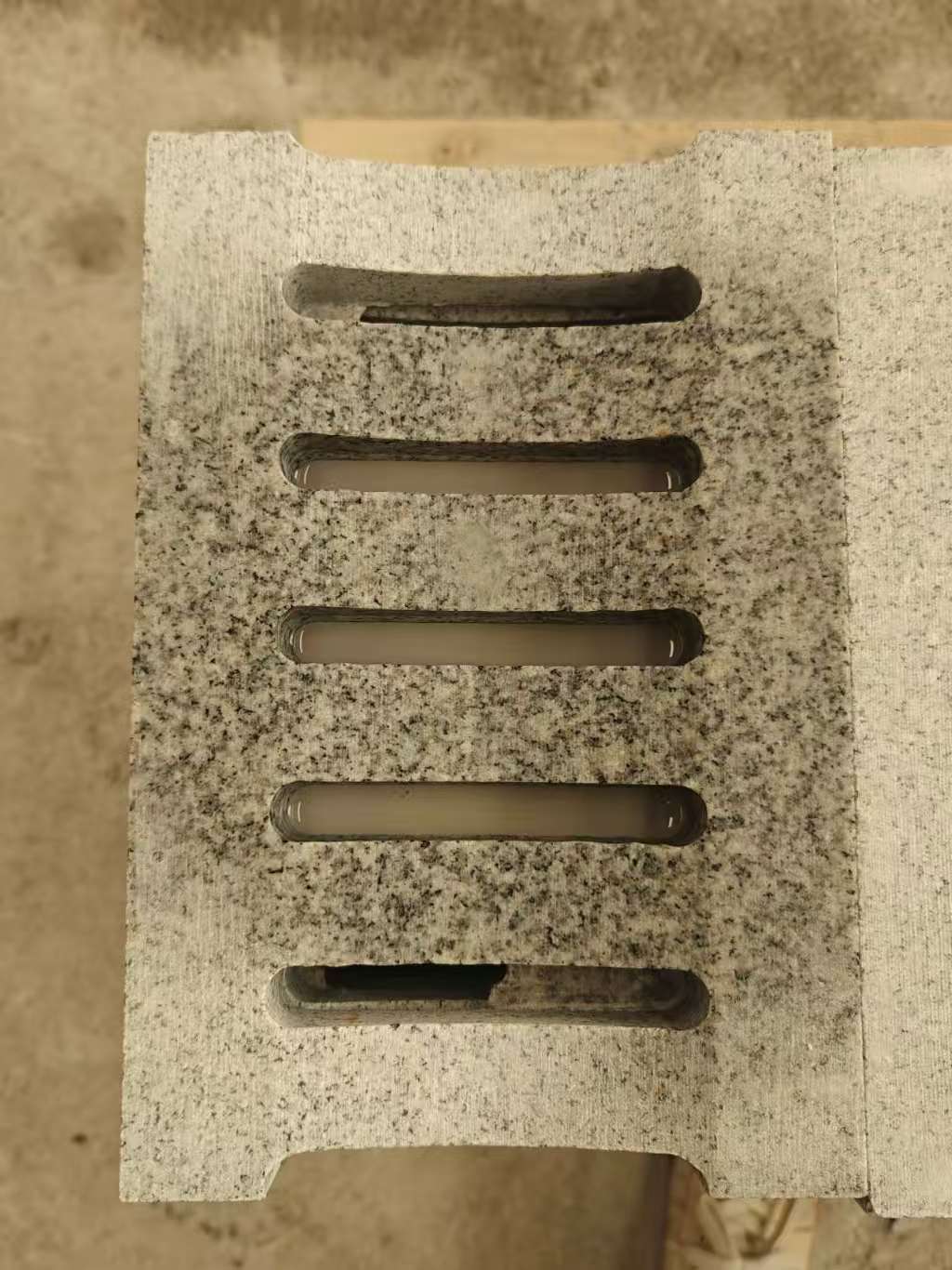 新疆 芝麻白拉丝面花岗岩U型开槽排水槽